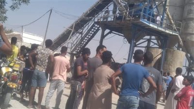 مصرع عامل وإصابة آخر سقطا داخل 