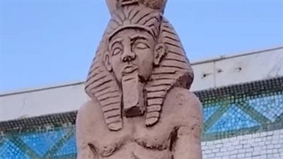 حكاية مسخ تمثال رمسيس الثاني في مطروح.. خبراء الآثار: يشوه الحضارة المصرية ومطالب بإزالته.. ومحافظ مطروح: إهداء من أحد الشركات للتجميل وسندرس الأمر|صور