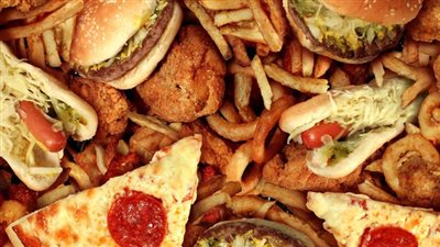 استشاري تغذية علاجية: أمراض السمنة ارتفعت بسبب الوجبات السريعة | فيديو 