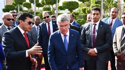 وزير الرياضة وتوماس باخ يصلان مقر اللجنة الأوليمبية
