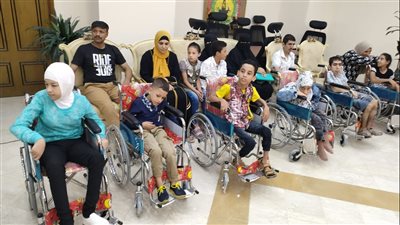 محافظ شمال سيناء يوزع 25 كرسي متحركا على ذوي الاحتياجات الخاصة