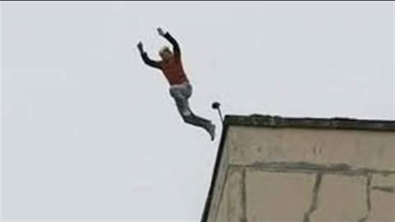 شخص يلقي نفسه من