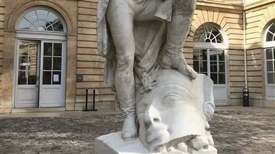 الآثار ترد على إهانة تمثال فرعوني تحت أقدام شامبليون في جامعة السوربون | فيديو