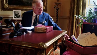 بعد ظهوره.. قصة الصندوق الأحمر الشهير بمكتب الملك تشارلز الثالث