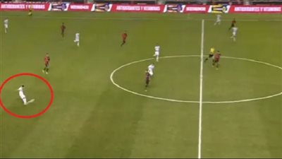 فيديو لهدف مذهل ونادر سجله مدافع من مسافة 64 مترا