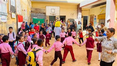 أول يوم مدارس..بروفة عملية لطلاب الصف الأول الابتدائي في مدارس المنيا| صور