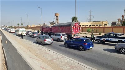 تعطل سيارة نقل يتسبب في كثافات مرورية بطريق الإسكندرية الصحراوي | صور 