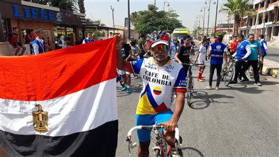 فاز ببطولة الجمهورية.. مُسن يقود مارثون الدراجات ببني سويف | فيديو 