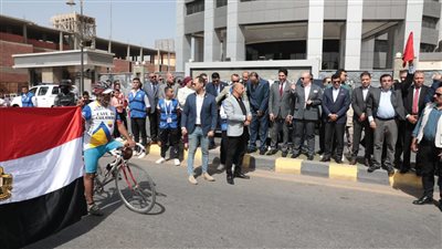 وزير الشباب ومحافظ بني سويف يطلقان شارة بدء الماراثون الرياضي للدراجات
