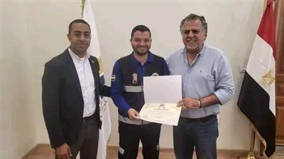 أكمل دراسته والتحق بكلية الطب.. تكريم مسعف في المنيا لتفوقه