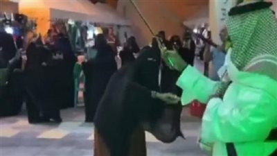 مسنة تخطف قلوب السعوديين برقصة شعبية|فيديو