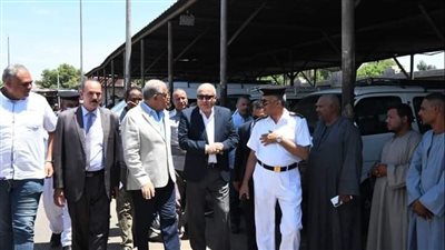 محافظ قنا يحضر طابور الصباح مع طلاب مدرسة نجع حمادي الابتدائية