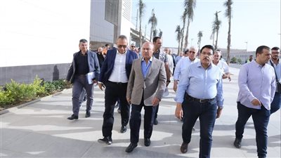 وزير النقل يتفقد مشروع القطار الكهربائي الخفيف