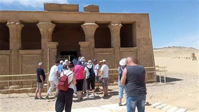 وفد سياحي متعدد الجنسيات يزور المناطق الأثرية بالمنيا