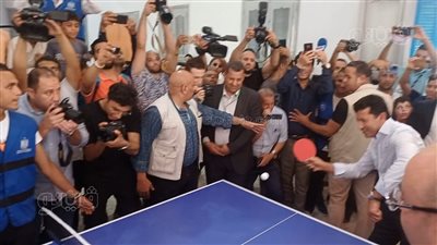 وزير الشباب مداعبا أبو هشيمة عقب مباراة تنس طاولة: كسبتك في ملعبك | فيديو