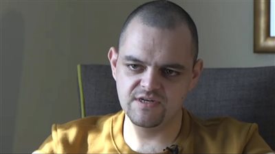 طعن وضرب وتعذيب.. أسير بريطاني محرر يكشف ما تعرض له في أوكرانيا