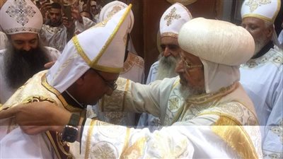 الأنبا مرقس يمنح اثنين من الشمامسة درجة الكهنوت في إيبارشية شبرا الخيمة