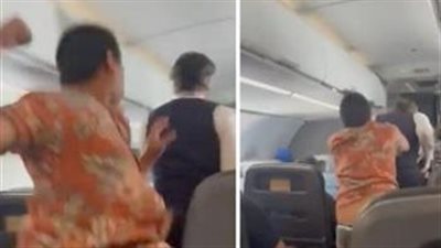 راكب يعتدي على مضيف طائرة بالضرب المبرح بدون سبب | فيديو