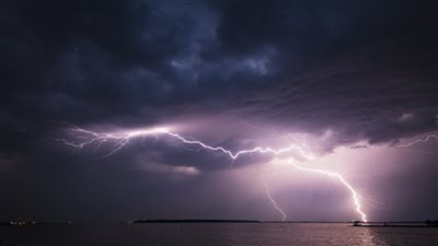 عاصفة مصحوبة بفيضانات تضرب أمريكا