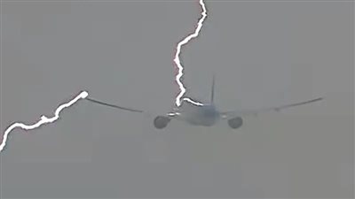 صاعقة تضرب طائرة ركاب في إيطاليا
