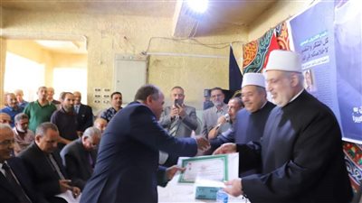 الضويني يكرم أعضاء كنترول الشهادة الثانوية الأزهرية للعام الدراسي 21-22