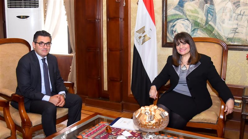 وزيرة الهجرة تلتقي