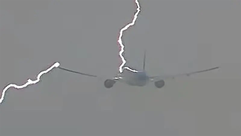 صاعقة تضرب طائرة