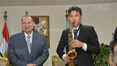 خلال زيارته لأسيوط.. سفير كوريا الجنوبية يعزف النشيد الوطني لمصر | صور 