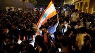 محتجون لبنانيون يشتبكون مع الأمن قرب مجلس النواب