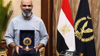  الداخلية تكرم مواطنا لمساعدة الشرطة في ضبط القائد المتهور بطريق السويس