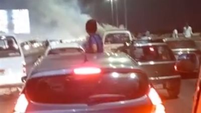 زحام مروري بمحور 26 يوليو بسبب حريق سيارة | صور