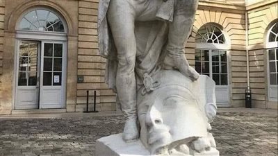 وسيم السيسي: من أهان التمثال الفرعوني تحت أقدام شامبليون يستحق الإعدام | فيديو