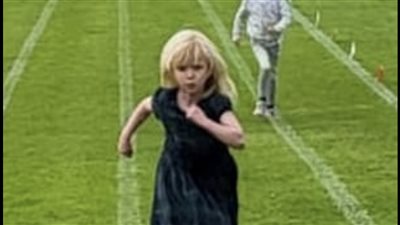 نسيت نفسها.. طفلة ركضت 400 متر فرحا بالفوز في سباق عدو 10 أمتار | صور