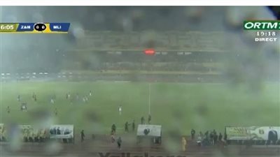 بحضور نجم الأهلي.. عاصفة قوية تلغي مباراة في أفريقيا | فيديو