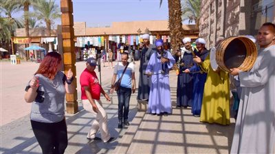 بالورود والمزمار.. استقبال السائحين في الأقصر |صور