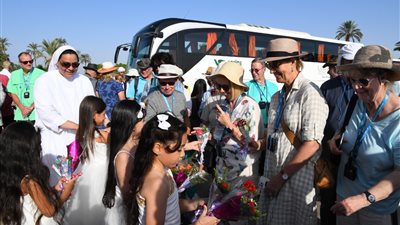 أطفال قنا يستقبلون السائحين بالورد في معبد دندرة|صور