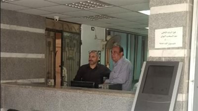 رئيس مركز سمسطا ببني سويف يراجع التزام الموظفين بالمركز التكنولوجي