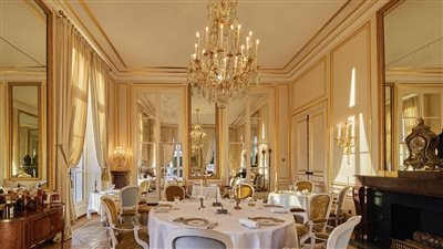 تجربة استثنائية في مطعم فرنسي.. سافر عبر الزمن بوجبة طعام ذهبية | صور