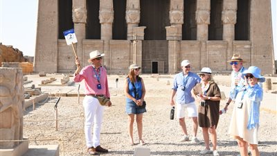 10 صورة ترصد إقبال السائحين على المواقع الأثرية بقنا في اليوم العالمي للسياحة