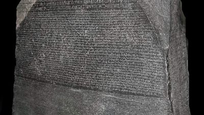 في الذكرى الـ 200 لفك رموز حجر رشيد.. التفاصيل الكاملة لنشأة علم المصريات