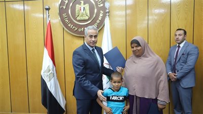 تسليم تعويضات التأمين ضد الحوادث الشخصية لـ9 من العمالة غير المنتظمة