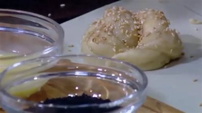 وصفات بسيطة لعمل أحلى مخبوزات بالسمسم وحبة البركة | فيديو 