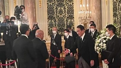 وزير النقل يشارك في تشييع جثمان رئيس الوزراء الياباني السابق