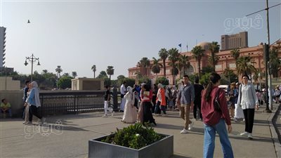 زحام شديد أمام المتحف المصري بالتحرير بعد فتحه مجانًا | فيديو وصور