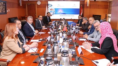 رئيس هيئة التنمية الصناعية يجتمع مع وفد تونسي لتطوير سوق السخانات الشمسية