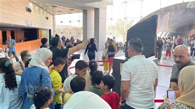 بعد 200 عام على فك رموزه.. حجر رشيد قبلة زوار المتحف القومي | فيديو وصور