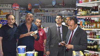 نائب محافظ المنيا يضبط منتجات منتهي الصلاحية داخل مجمع استهلاكي
