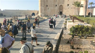 إقبال كثيف على قلعة قايتباي وورش المكفوفين بمتحف المجوهرات في يوم السياحة | صور