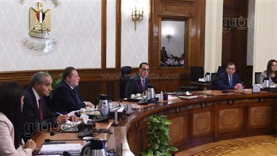 بحضور محافظ البنك المركزي.. رئيس الوزراء يترأس اجتماع المجموعة الاقتصادية