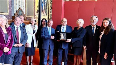 وفد الشيوخ يستعرض أمام مجموعة الصداقة الفرنسية عودة الآثار المهربة